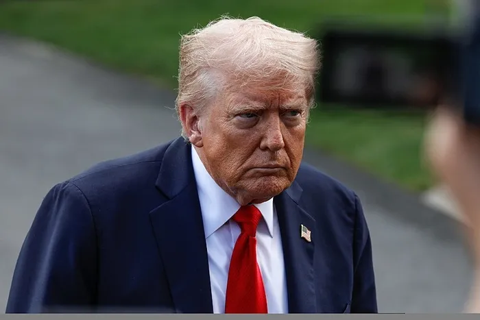 abdde-sokaklar-karisti-trump-kuresel-tetikci-george-sorosu-isaret-etti-basimi-belaya-sokacak-1757757557795.jpeg Trump, Soros'un adını vermeden önce ʺSize başımı belaya sokacak bir şey söyleyeceğim.ʺ dedi. (AA)