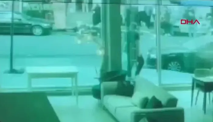 kagithanede-silahli-saldiri-olu-ve-yaralilar-var-valilik-duyurdu-sorusturma-baslatildi-1713034358553.jpeg Kağıthane'de silahlı saldırı! Ölü ve yaralılar var | Valilik duyurdu: Soruşturma başlatıldı - 5
