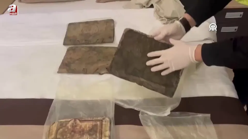 Mersin’de 6 el yazması kitap ele geçirildi