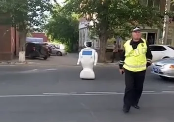 Akıllı robot laboratuvardan sokağa kaçtı