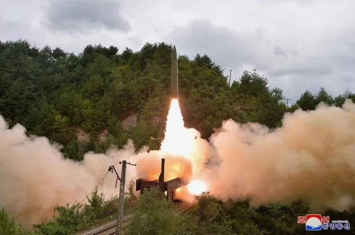 Kuzey Kore&#39;den şaşkınlığa düşüren füze denemesi! Tren içinden ateşlendi