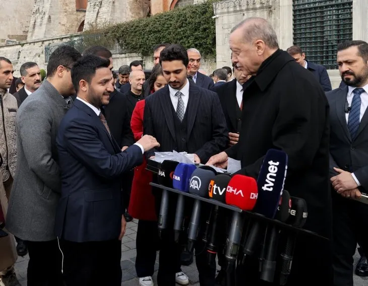 Başkan Erdoğan gazetecilere börek ikram etti