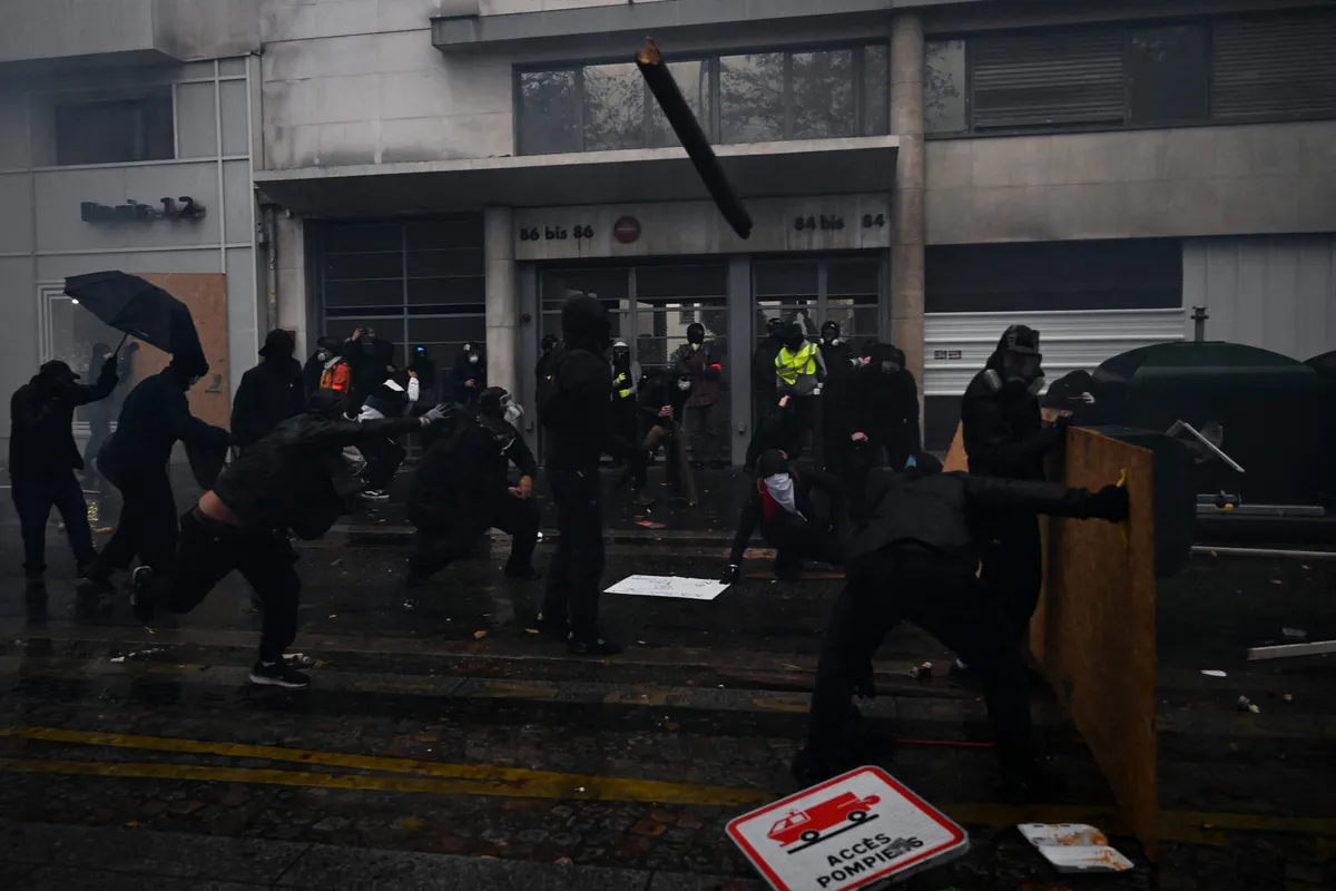 avrupada-yasanan-protesto-dalgasi-sokaklari-karistirdi-1792869197654.jpg Paris’ten Roma’ya büyük kaos! A Haber Avrupa'daki protestoların kalbinde - 2
