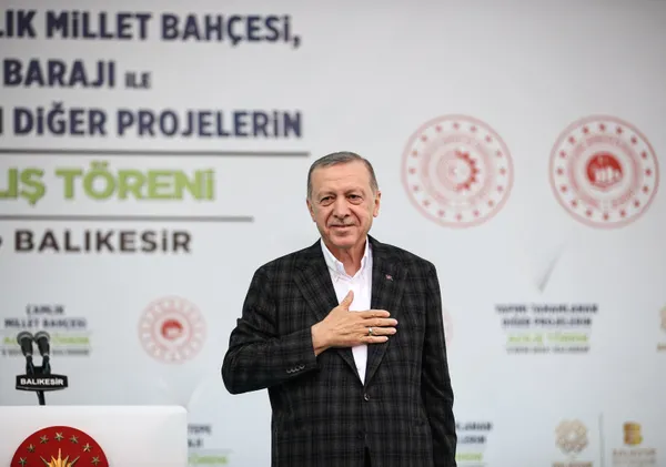 Balıkesir’de toplu açılış töreni! Başkan Erdoğan’dan önemli açıklamalar | Dikkat çeken pankart: 6’lı masaya oy göndermesi