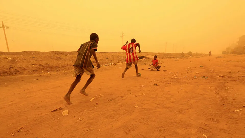 Sudan'da kum fırtınası şehri yuttu