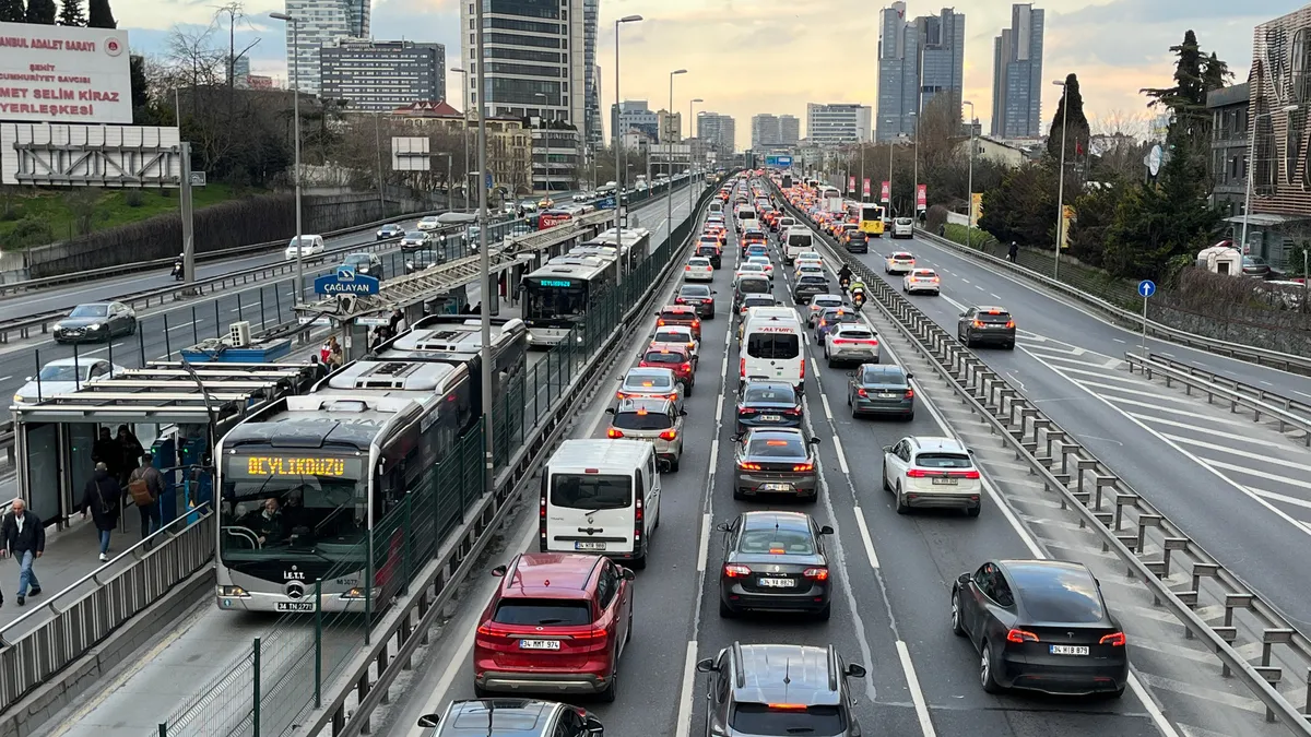 İstanbul'da trafik felç: Yoğunluk yüzde 81'e çıktı