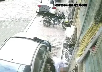 Güvenlik kameralarını izleyince şoke oldular! Sokak ortasına tuvaletini yaptı