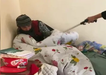 Eve giren hırsız battaniyenin altında saklandı! Bakın kendini nasıl savundu