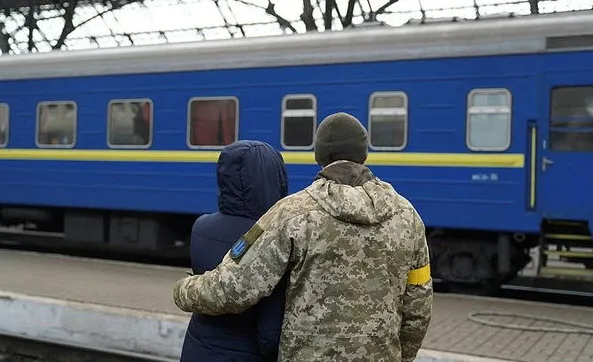 Ukrayna'da aileler cepheye giden askerleri böyle uğurladı - 1