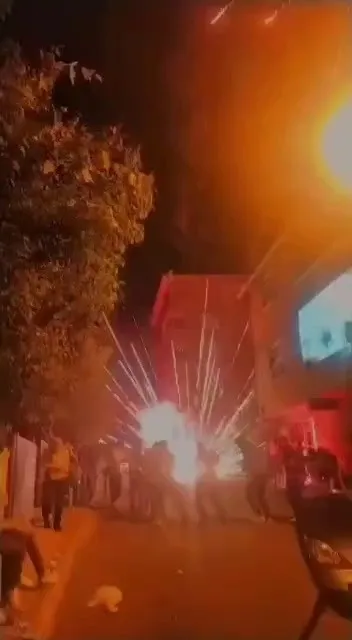 dugunde-bomba-gibi-patlayan-havai-fisek-dehset-sacti-davetliler-nereye-kacacagini-sasirdi-1631523511793.jpg Düğünde bomba gibi patlayan havai fişek dehşet saçtı! Davetliler nereye kaçacağını şaşırdı - 1
