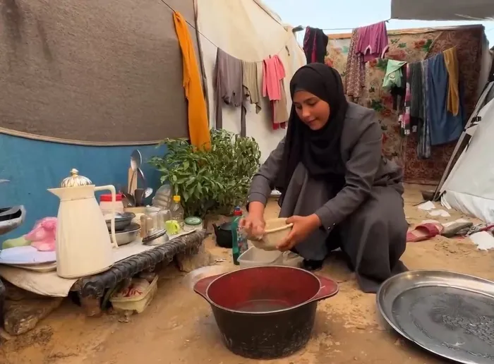 gazzeli-cercaviden-insanliga-azim-dersi-gazzenin-yoklukta-nasil-var-oldugunu-anlatti-1763286059355.jpg Gazzeli Beraa el-Cercavi (18), Gazze'de yokluktan nasıl var olduklarını anlattı. (AA)