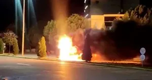 Park halindeki otobüs alev alev yandı