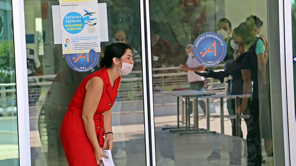 Antalya'da KPSS'ye geç kalan kızın gözyaşları yürekleri burktu!
