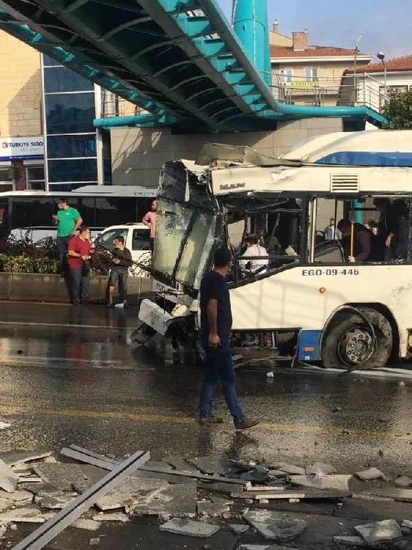 Son dakika: Ankara'da feci kaza! Belediye otobüsü üst geçit asansörüne çarptı - 1