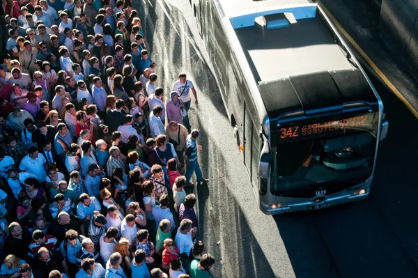 1702460954674.jpg Megakentin çözülemeyen sorunu: Ulaşım! Sayılar yetersiz, duraklar kalabalık, arızalar fazla…Vatandaş CHP'li belediyeye isyan etti: İstanbul dökülüyor - 7