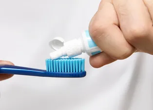 Fırçaya fazla mı sıkıyorsunuz, az mı? Her yaş için ne kadar diş macunu yeterli?