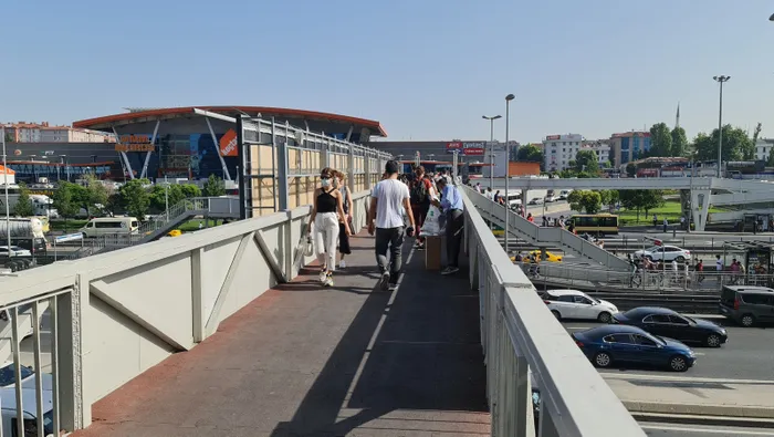 Son dakika: İstanbul'da kısıtlamalar sona erdi! Normalleşmenin ilk gününde toplu ulaşımda ve trafikte yoğunluk yaşandı - 1