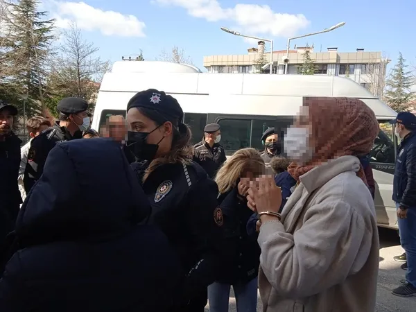 dolandiriciliktan-gozaltina-alinan-kadinin-saskina-ceviren-piskinligi-kendime-guveniyorum-icim-rahat-1650530447231.jpg Dolandırıcılıktan gözaltına alınan kadının şaşkına çeviren pişkinliği: "Kendime güveniyorum, içim rahat" - 2