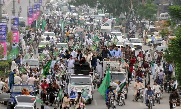 Pakistan’da halk sokağa döküldü