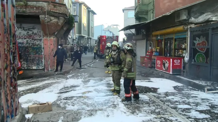 Son dakika: CHP'li İBB'de İETT'den sonra itfaiye ekipleri de sınıfta kaldı: Yangına müdahale edilemeyince bina küle döndü - 6