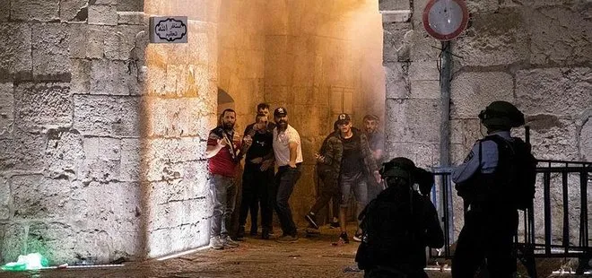 İsrail polisinden Mescid-i Aksa’daki Filistinlilere saldırı
