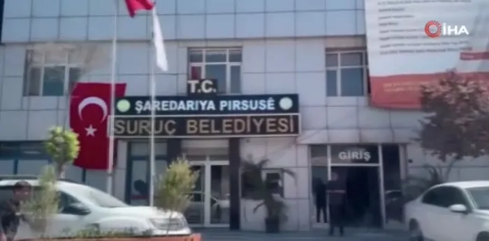 demli-belediyeden-isci-kiyimi-cok-sayida-kisi-cikarildi-gerekce-akillara-durgunluk-verdi-1718206535708.jpg DEM'li belediyeden işçi kıyımı! Çok sayıda kişi çıkarıldı gerekçe akıllara durgunluk verdi - 3