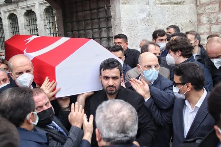 Özdemir Bayraktar son yolculuğuna uğurlandı! Sevenleri Fatih Camii'ne akın etti