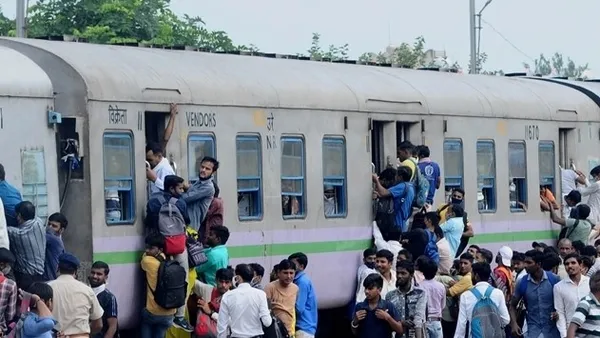 Hindistan’da dolandırıcılığın böylesi pes dedirtti! İşe alınacakları vaadiyle kandırılan 28 kişi 1 ay boyunca tren saydı