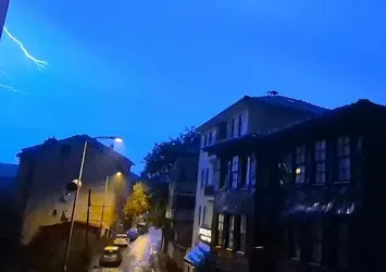Bartın'da şimşekler geceyi aydınlattı