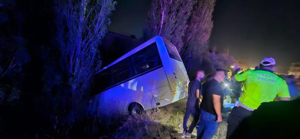 Ankara'da servis minibüsü ile otomobil çarpıştı: 8 kişi yaralandı - 1