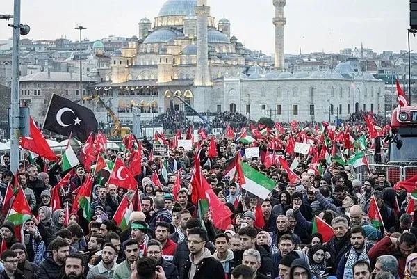 1704123384222.jpeg CHP yandaşı Fatih Altaylı'nın skandalları bitmek bilmiyor! Filistin'e destek yürüyüşündeki alçak saldırıya arka çıktı - 1