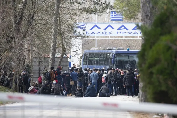 Kalleş saldırı sonrası Türkiye kapıları açtı! Edirne’de göçmenler Yunanistan sınırına yürüyor