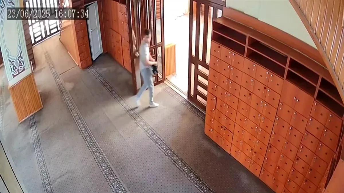 Önce camide uyudu sonra hırsızlık yapıp kaçtı! O anlar kamerada