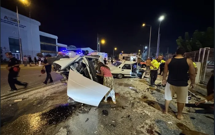 antalyada-iki-otomobilin-karistigi-kazada-4-kisi-yaralandi-1758153361296.jpeg Antalya'da iki otomobilin karıştığı kazada 4 kişi yaralandı