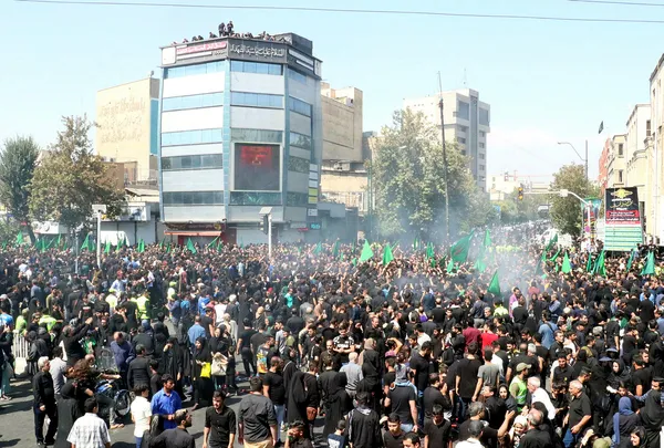 İran’da benzin zammı protestoları sürüyor! Banka şubesini ateşe verdiler!