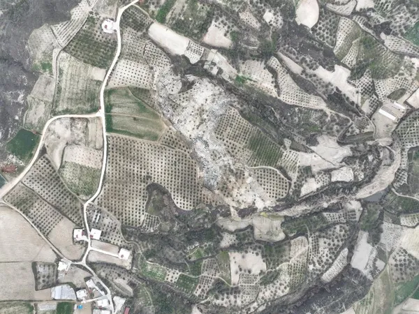 hatayda-500-metrelik-dev-yariklar-buyuk-yikim-uzaydan-iste-boyle-gozukuyor-1677828964770.jpg Hatay’da 500 metrelik dev yarıklar! Büyük yıkım uzaydan işte böyle gözüküyor - 5