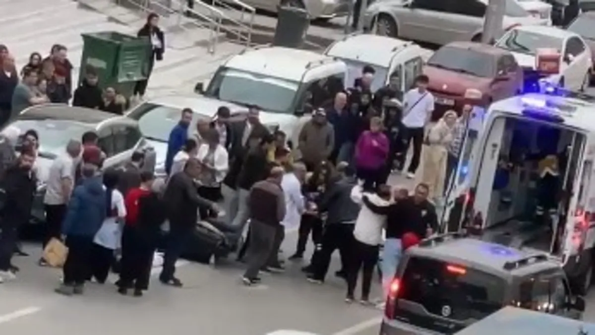 Kocaeli’de feci kaza: Motosikletten düşen kadına kamyonet çarptı!