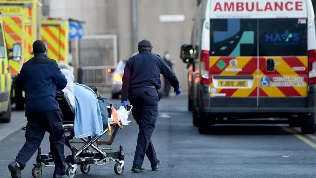 Son dakika: İngiltere rekor tazeledi! Omicron çığ gibi büyüyor günlük yeni vaka sayısı 120 bini geçti