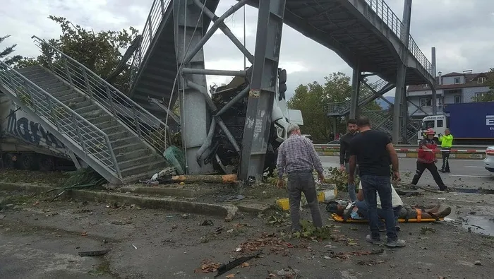 Son dakika: Sakarya'da feci kaza! Tır otobüs durağına daldı - 1