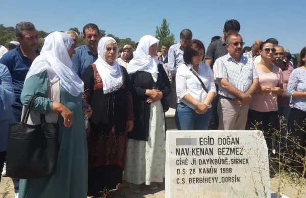 HDP'li vekil Remziye Tosun'dan PKK'lı teröristin mezarına ziyaret! - 1