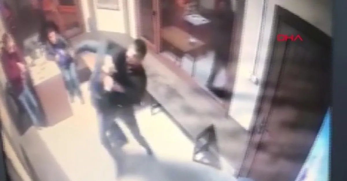 Ankara Keçiören'de sıcak saatler! Taksi durağına silahlı saldırı kamerada (VİDEO)