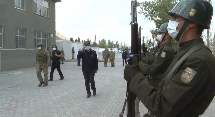 Son dakika: Milli Savunma Bakanı Hulusi Akar’dan bilgi alan Başkan Erdoğan hudut birliklerine seslendi: Yalan terörü Türkiye’de estiriliyor