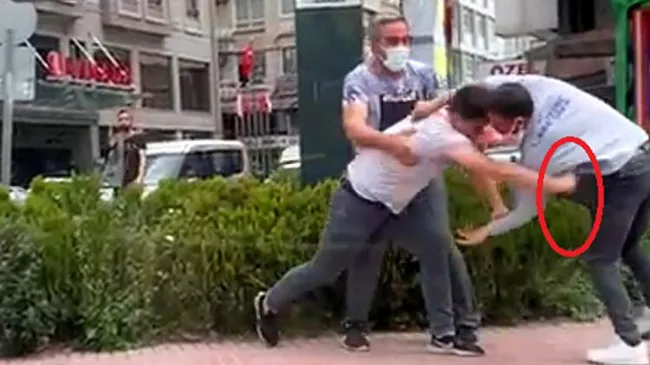 Adana’da cadde ortasında iki genç arasında bıçaklı kavga! Ortalık bir anda karıştı - 2