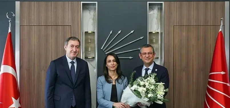 CHP'nin PKK yoluna serdiği kırmızı halı çok hoşlarına gitmiş! DEM'liler Özel'i öve öve bitiremedi