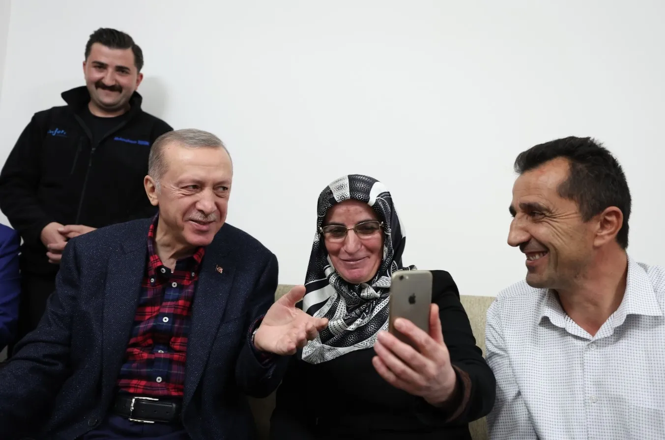 Başkan Erdoğan 'Çayınız var mı' dediği Artvinli ailenin evine misafir oldu