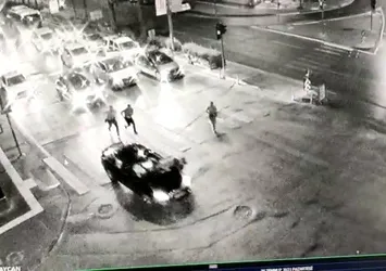 'Dur' ihtarına uymadı! Polisi metrelerce sürükledi