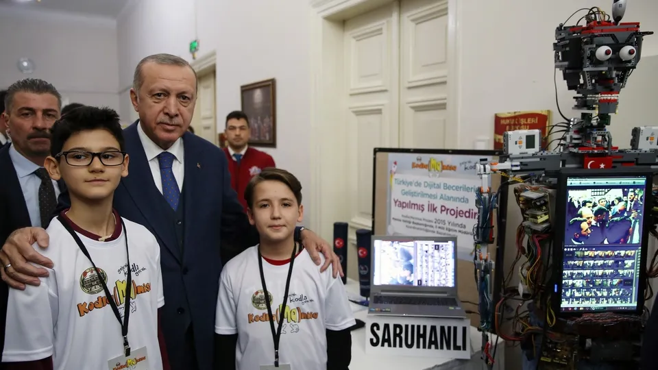 Başkan Erdoğan öğrencilerin projelerini inceledi