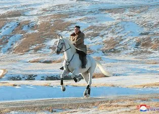 Kim’den dünyaya dağın zirvesinden mesaj