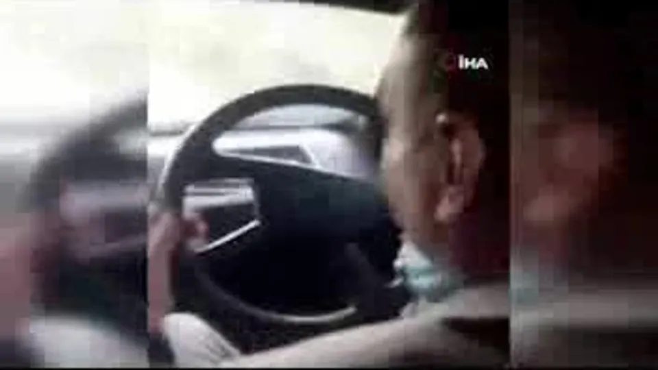 Sosyal medyada olay yaratan görüntü! Arabanın direksiyonunu çıkartıp...