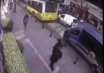 Yol ortasına park ettiği aracıyla İETT otobüsü arasında sıkıştı